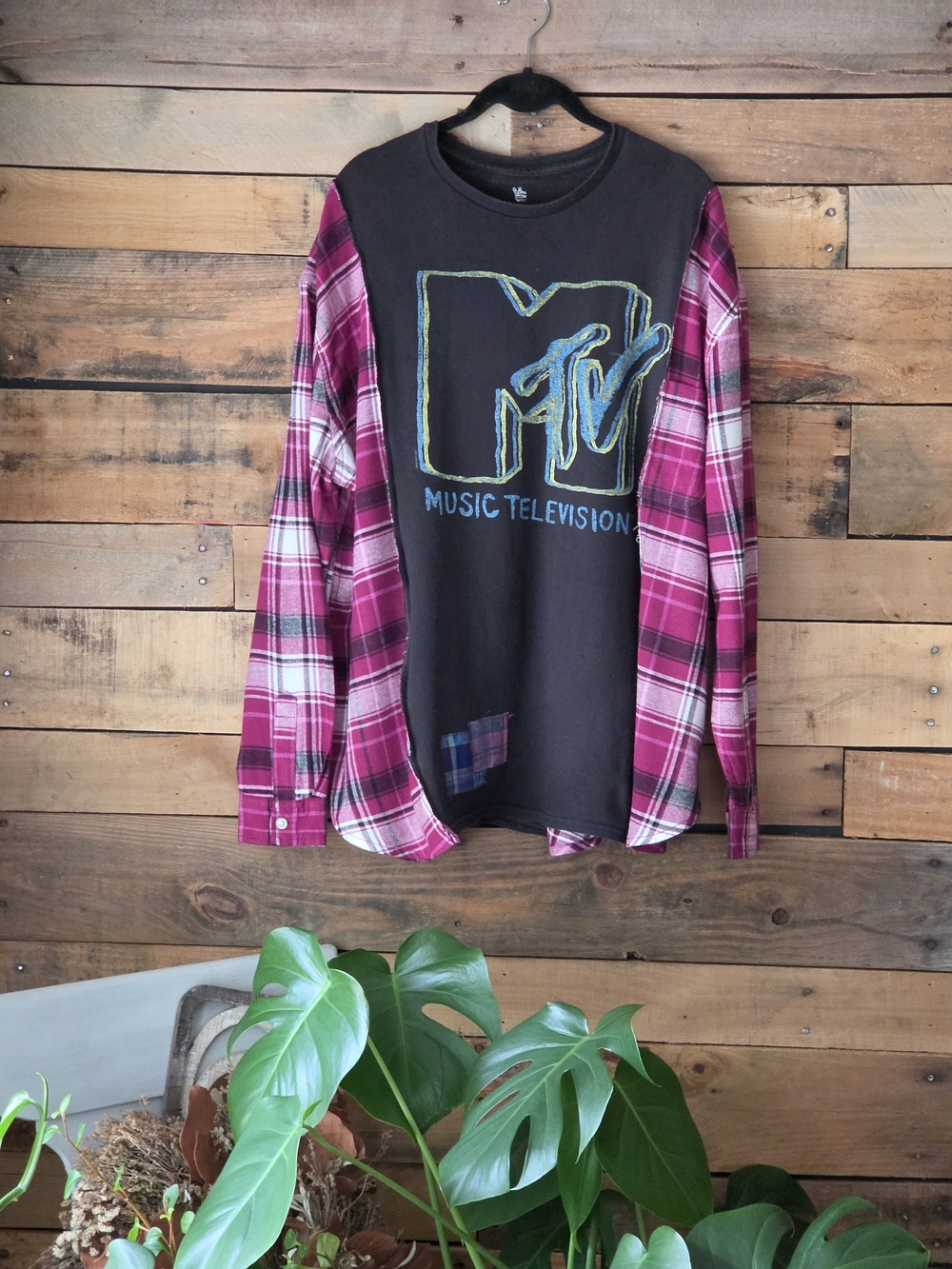 MTV Black Graphic Tee with Plaid Long Sleeves - Picture 4 of 8